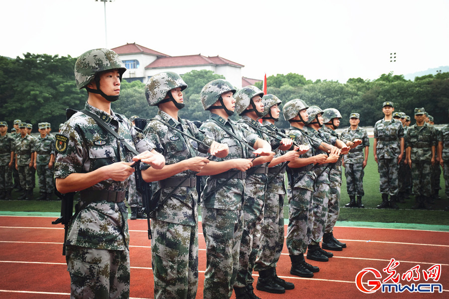 挂枪换肩枪,动作整齐划一.崔万刚 摄