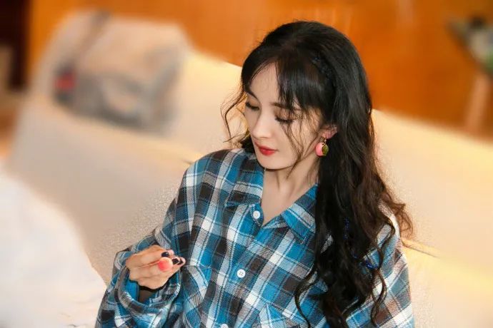 杨幂又放大招了!别人穿像工作服的造型,她换上变少女甜心,杨幂 杨幂又放大招了!别人穿像工作服的造型,她换上变少女甜心,杨幂