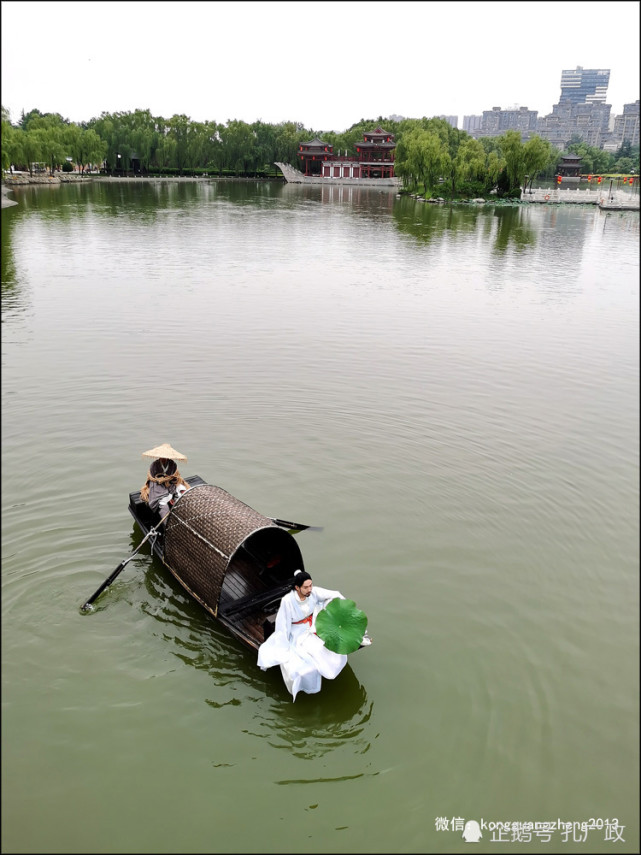 斗笠蓑衣乌篷船,小船悠悠在湖上仙游 (来自:孔广政)