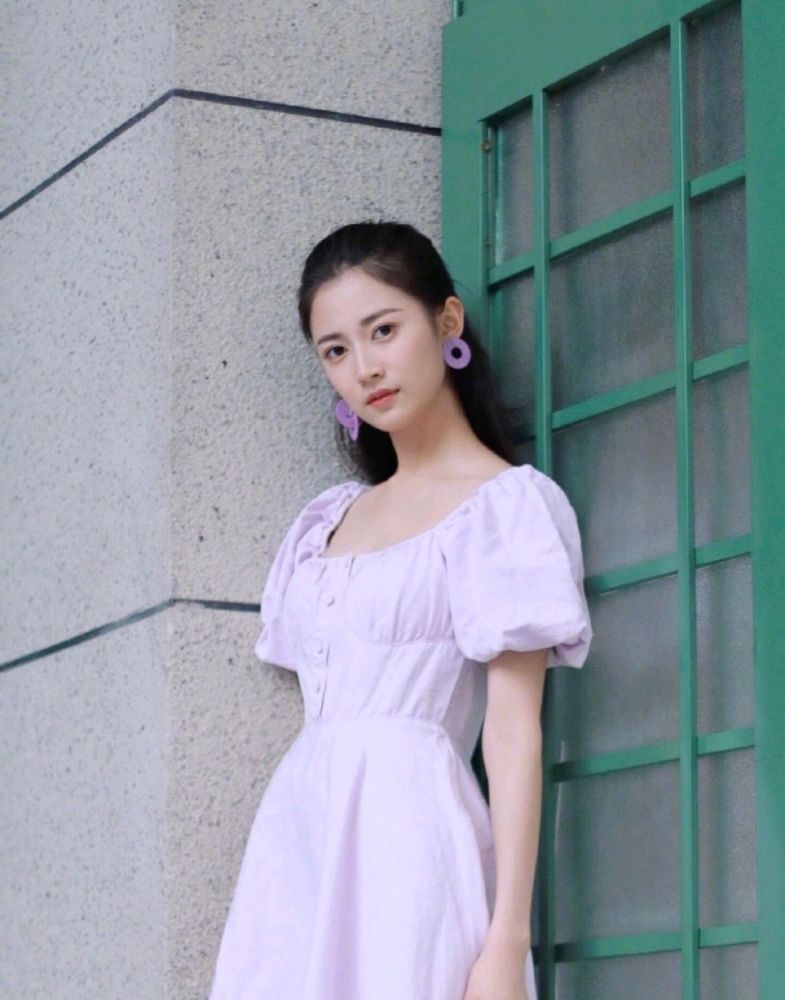 陈钰琪很有时尚表现力,穿白色连衣裙配金亮色高跟鞋,甜美又时髦