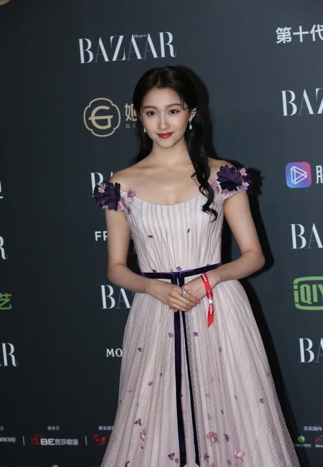 关晓彤比例好,穿抹胸裙一点不显头大,