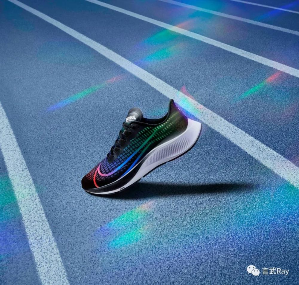 nike air zoom pegasus 37 betrue 整体以黑色为主调,它的彩虹藏匿在