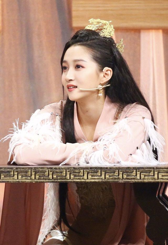 关晓彤古风首饰古典韵味十足,就像从画中走出来的一样,温婉动人