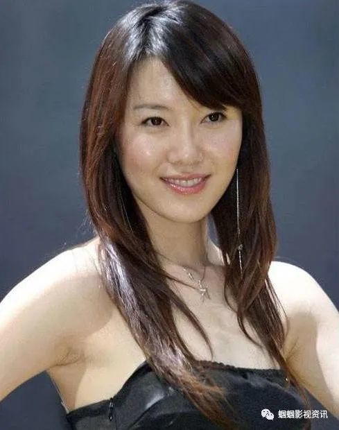 2014年,重庆著名女主持人衣衫不整被抛尸湖中,同事证词细思