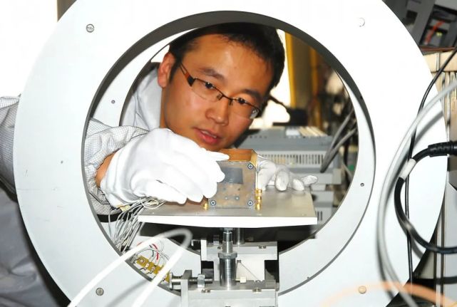张金海成为了510所一名普通的设计师 工作之初,正值国产铷原子钟在