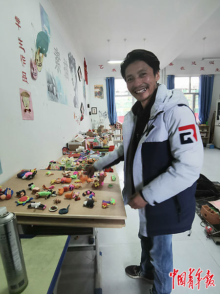 班玛多杰去牧民家家访.受访对象供图