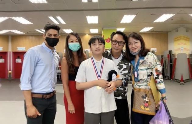 费曼小学毕业,吴镇宇携妻出席典礼,王丽萍罕见现身戴眼镜气质出众