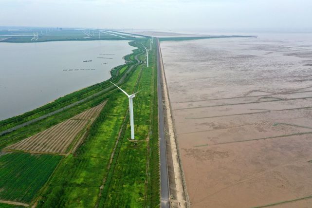 沿海一带,是绵延不绝的滩涂地带,为阻挡海水侵袭,沿海建成漫长的海堤