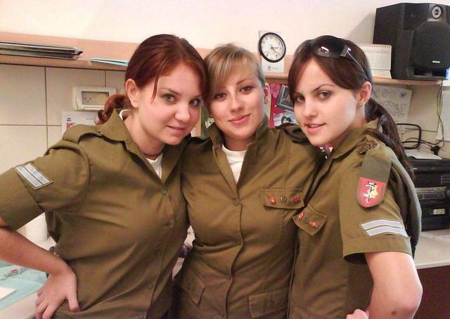 以色列女兵何时何地都"枪不离身"?历史与现实的选择!