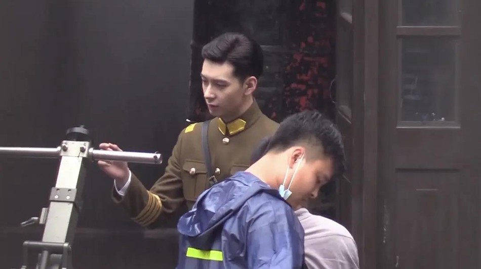 陈星旭懒理胡冰卿张铭恩绯闻 专心拍剧民国军装造型超