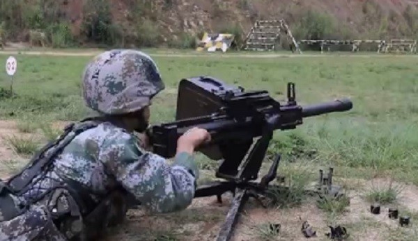 外界普遍推测国产新型轻型自动榴弹发射器也采用了自由枪机式自动原理