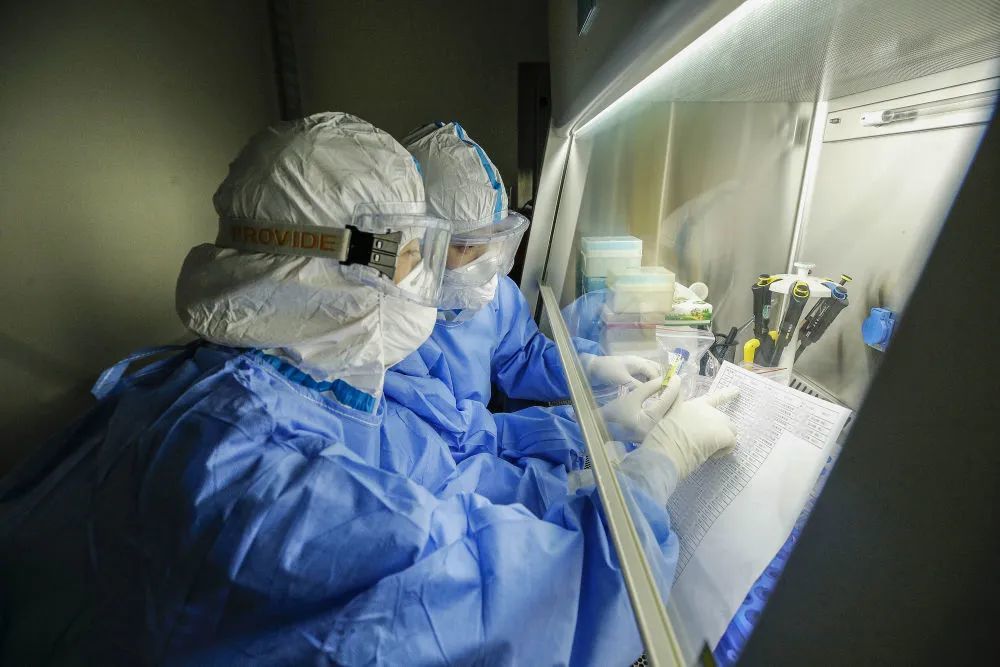 两位检验人员在北京市普仁医院pcr实验室内进行新冠肺炎病毒核酸检测