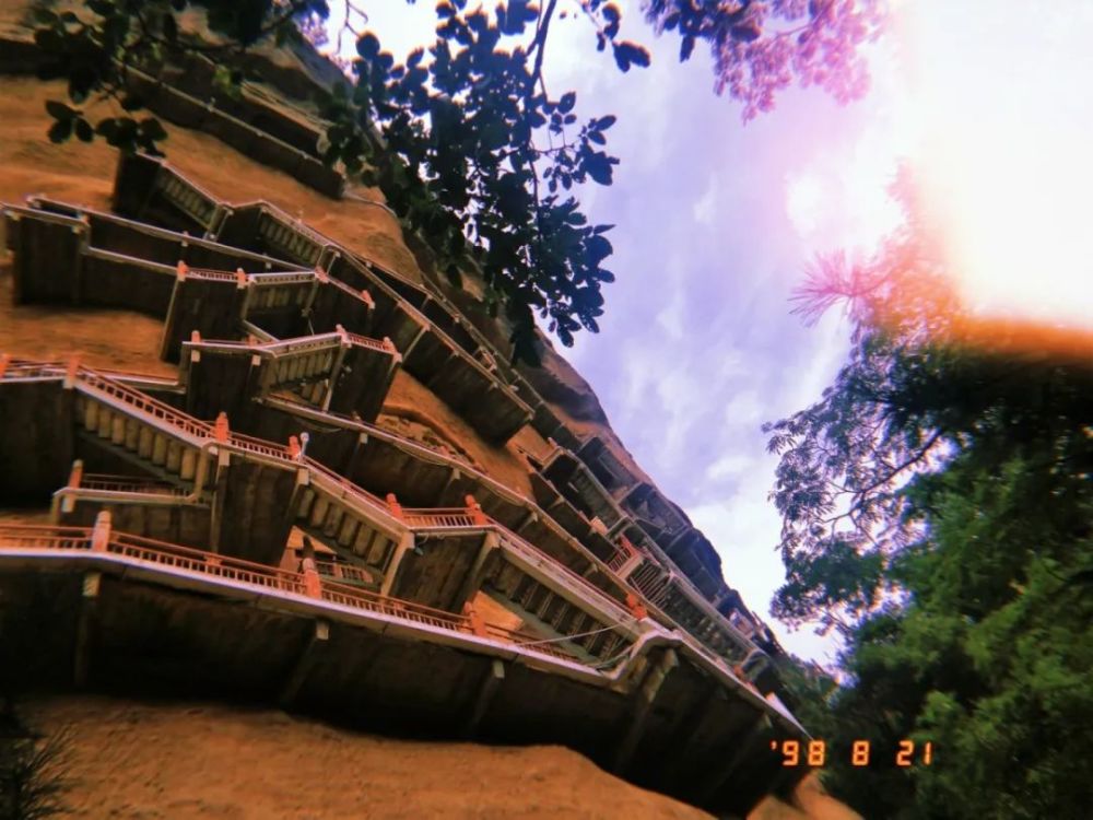 《山寺》 野寺残僧少 山园细路高 麝香眼石竹 鹦鹉啄金桃 乱水穿人过