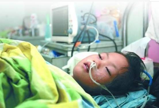 14岁少女患胃癌离世,妈妈哭瘫在地,狂扇自己嘴巴"我的