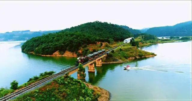 在唯美浪漫的瀑布餐厅里享受特色美食 马过河—凤龙湾景区端午期间