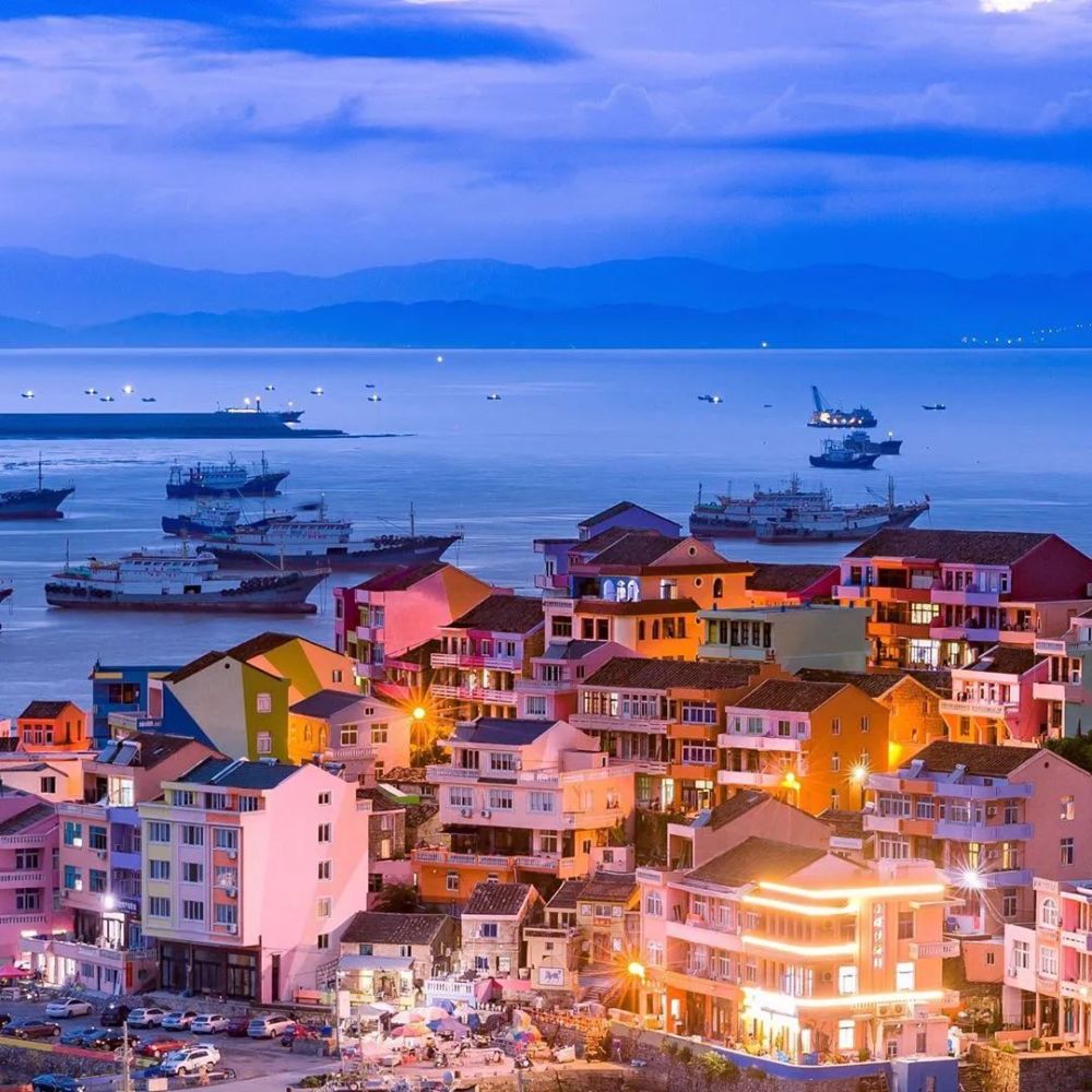 小箬村,温岭石塘半岛的一个小渔村,五颜六色的房子依山坡而建,当老