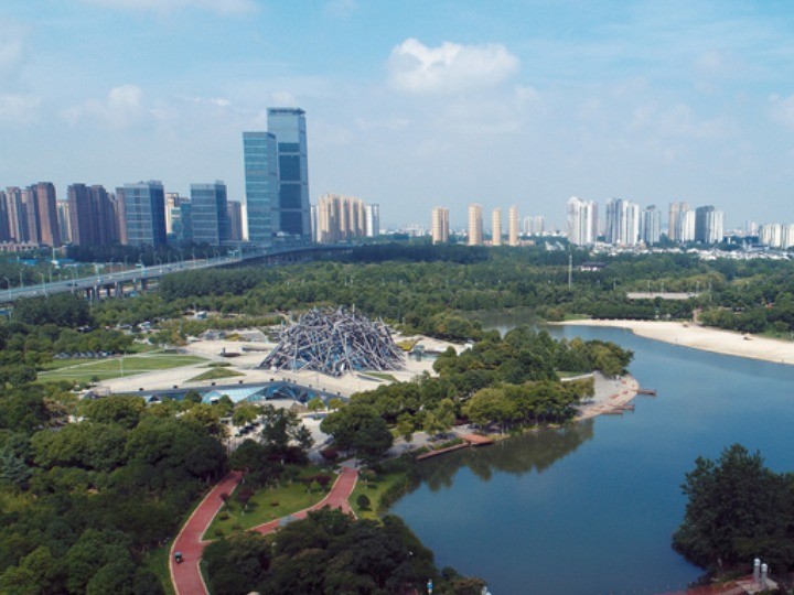 图为合肥市塘西河公园风光旖旎,景美如画(无人机照片).
