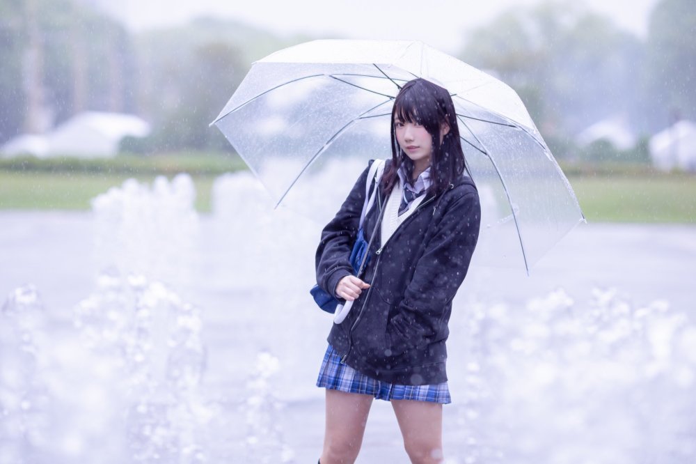 jk学姐淋雨了,要帮她打伞吗?