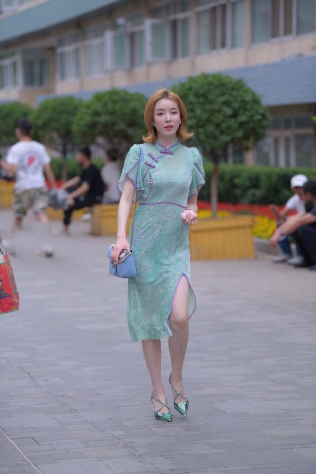 98斤美女穿旗袍,没有微胖女孩穿的好看,少了一点韵味!