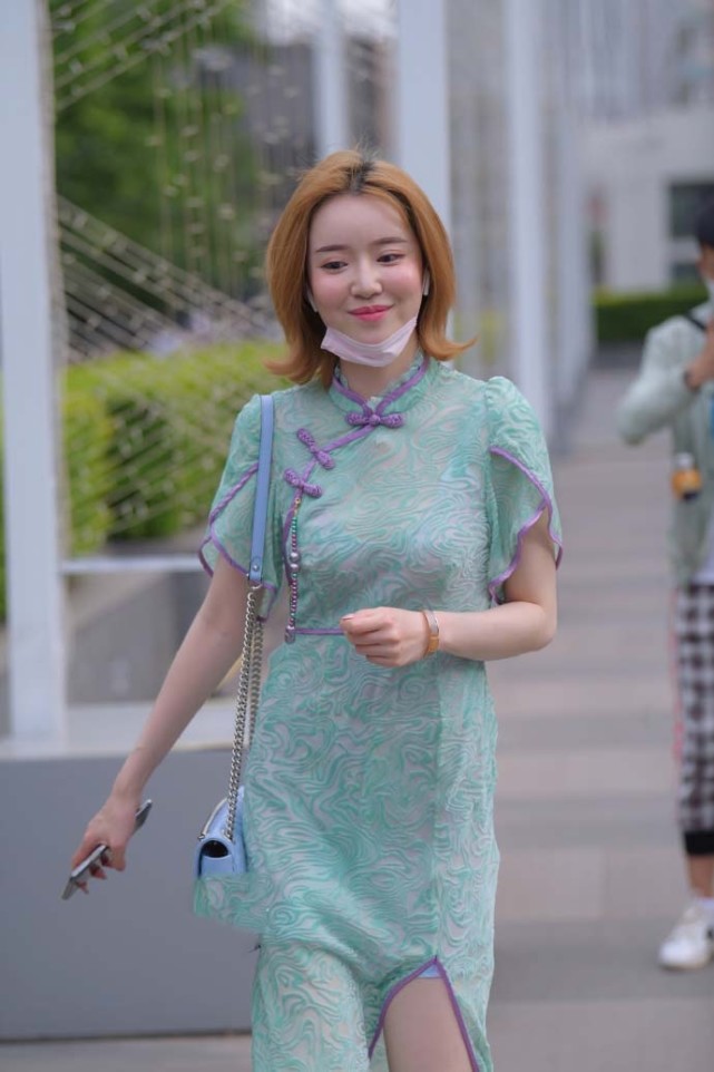 98斤美女穿旗袍,没有微胖女孩穿的好看,少了一点韵味!