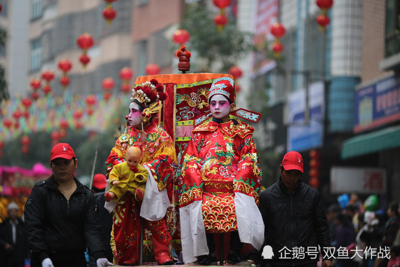 湛江传统飘色活动,孩子们的定力很好!