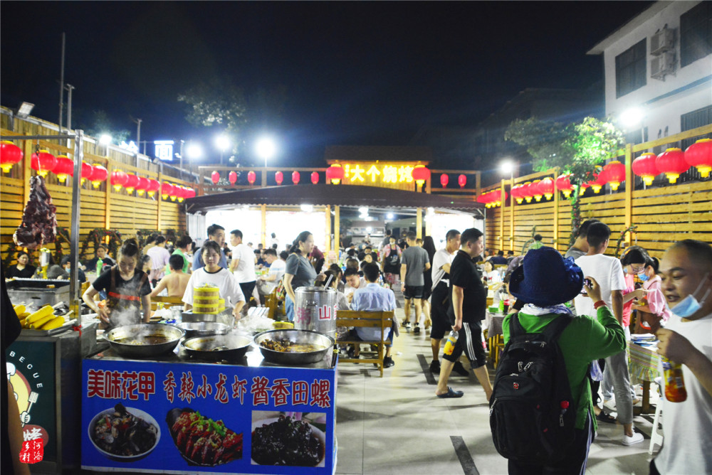 充满人间烟火味的云台山夜市街,露天大排档家家爆满