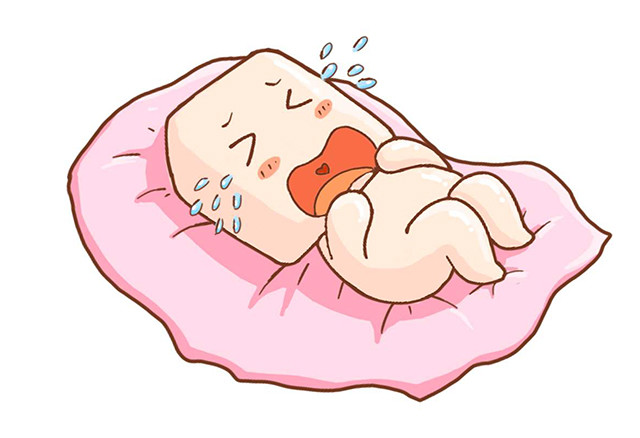 虽然宝宝生下来就会哭,但是刚出生之后,哭并不是那么有力气.