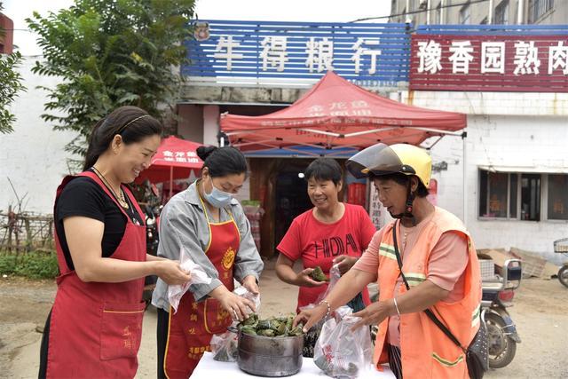 河南大姐端午节包粽子,五块钱一斤,现包现卖比速冻的便宜很多