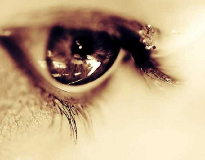 人类悲伤时流下的眼泪,被放大3千倍后,竟和普通泪水完全不同