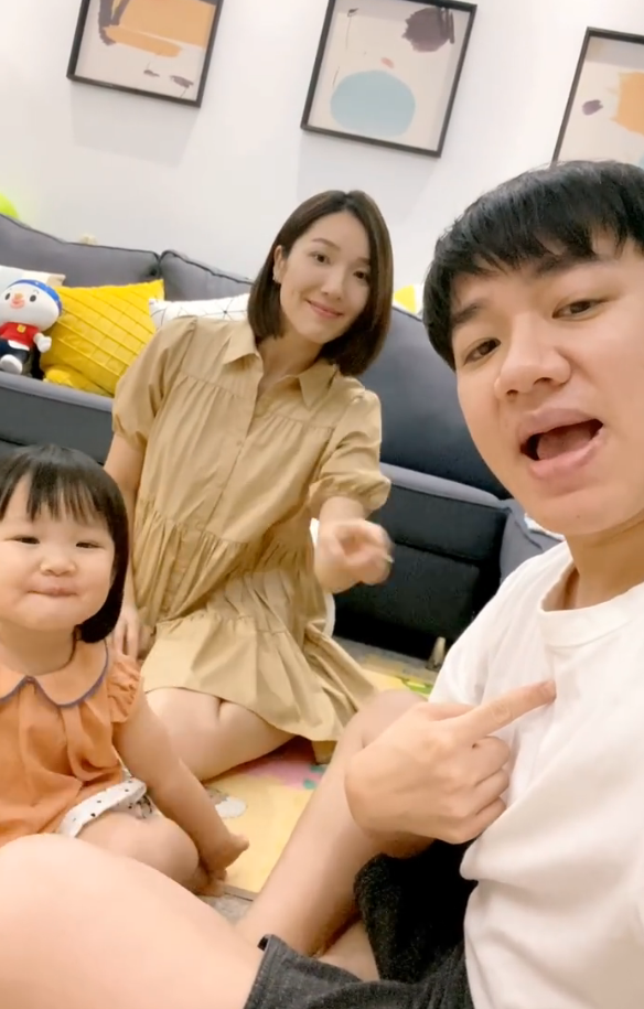 王祖蓝为哄孕期老婆开心,穿李亚男孕装扮孕妇超恩爱