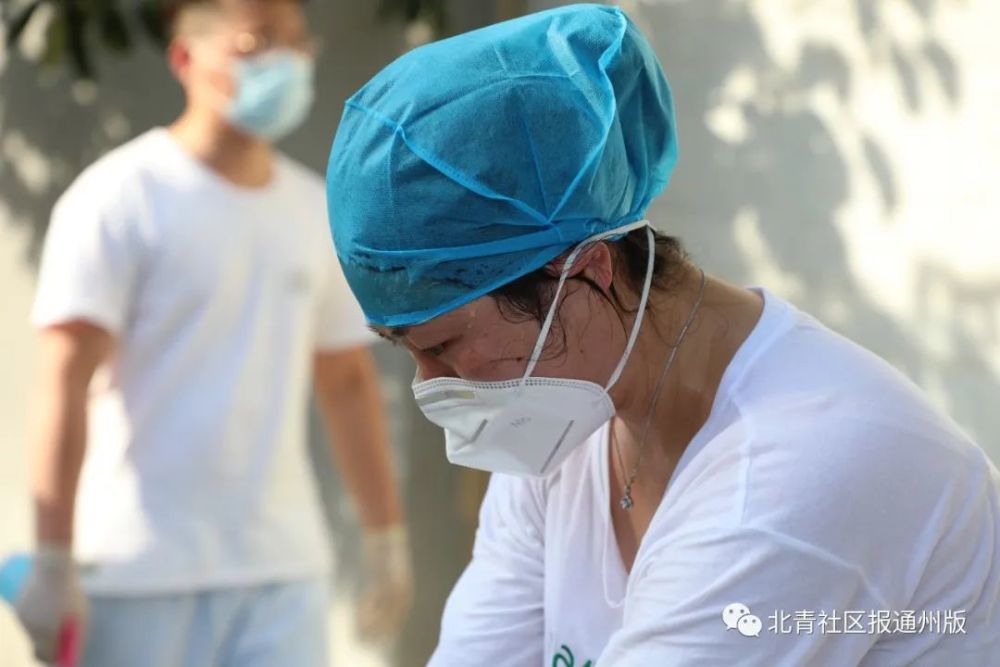 摘下口罩以后的他们,口罩勒痕明显
