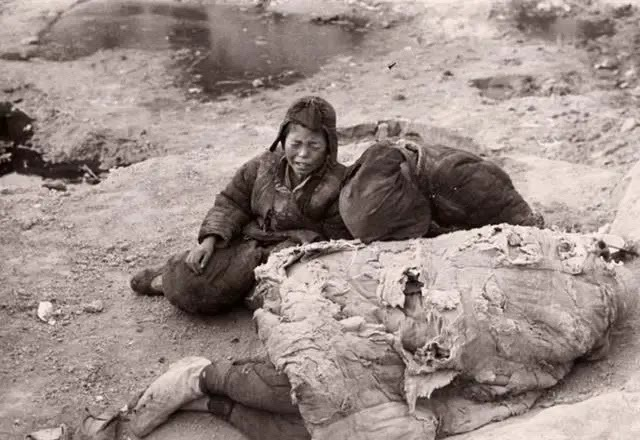老照片:1942年河南大饥荒旧影,催人泪下