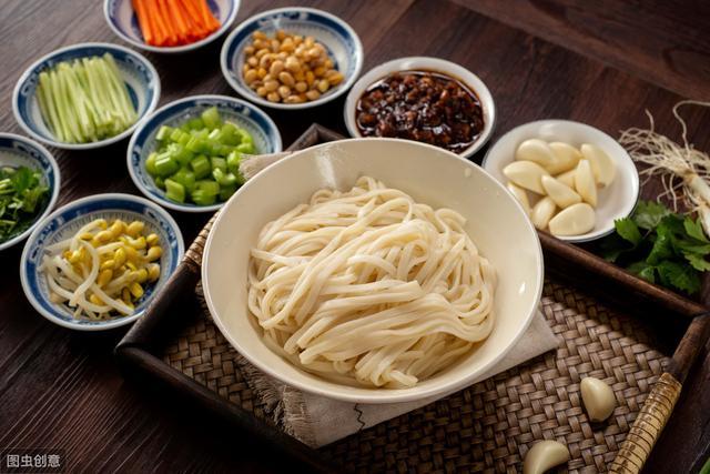 一道传统的中式面食,由菜码,炸酱搅拌而成,流行于北京,天津,河北等地