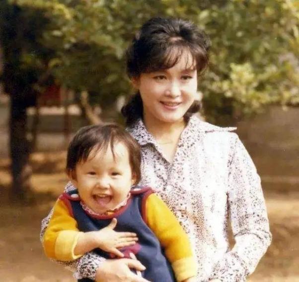 75岁李谷一:恩师弃她转娶小18岁娇妻,现任丈夫爱她到