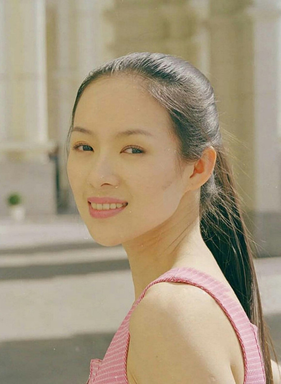 儿女双全家庭幸福,40岁章子怡依然年轻,原来她从17岁时就那么美