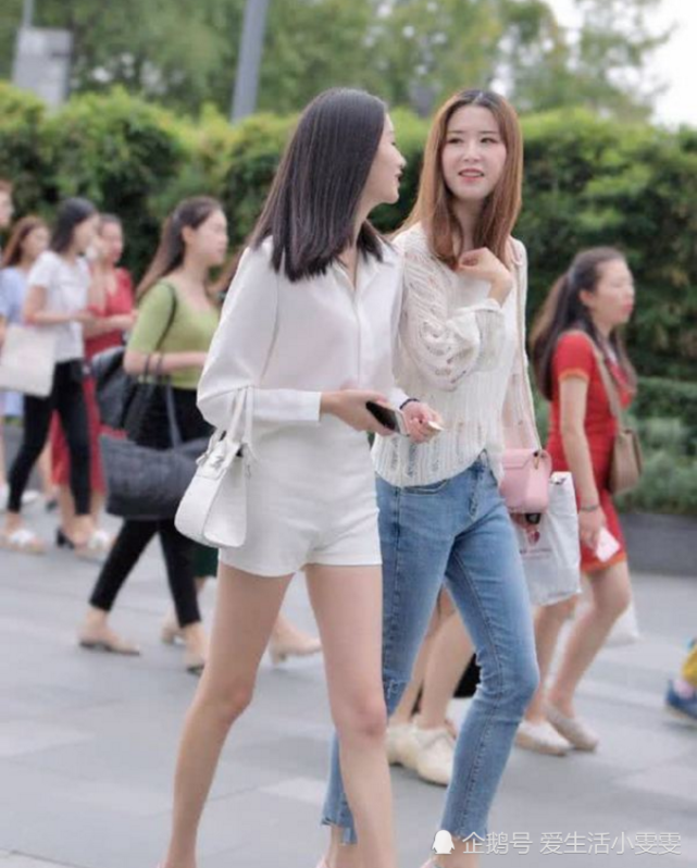 "豌豆芽"的破洞牛仔裤,辣妈女神的灯笼装,网友:主要看
