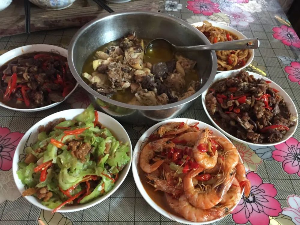 照片中的特色菜品:清蒸鸡,香葱虾