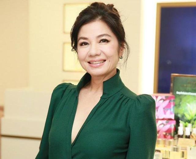60岁钟楚红放得开,穿亮片长裙身材仍火辣,一脸皱纹却老得很真实