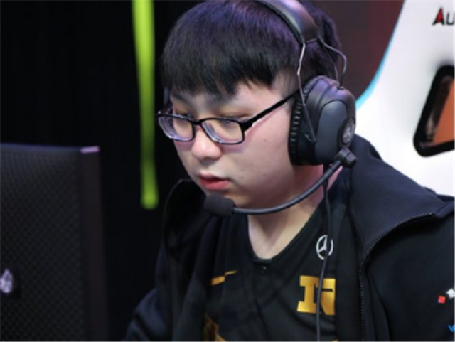 RNG小虎成了替补是为什么？Uzi替小虎解释，小虎自己道出了原因