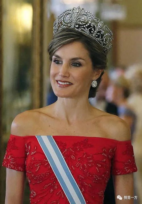 王冠礼服,欣赏西班牙王后莱蒂齐亚的自信之美