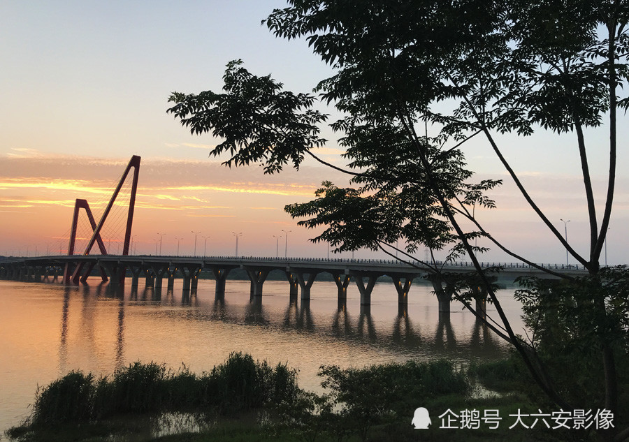 六安:雨过天晴 淠河寿春路大桥彩霞漫天 夕阳如画