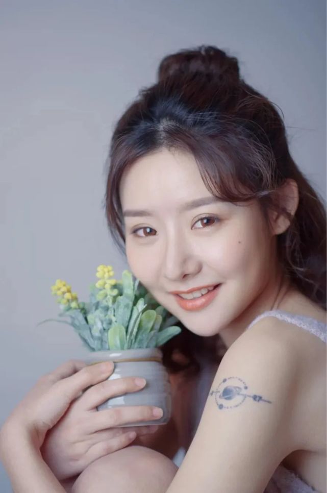 甜蜜的笑容 可爱的美女
