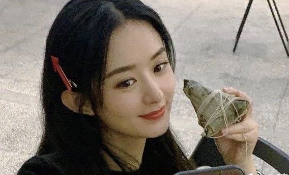 赵丽颖拿手机自拍模样被公开,歪头甜笑摆造型,原相机下状态真实