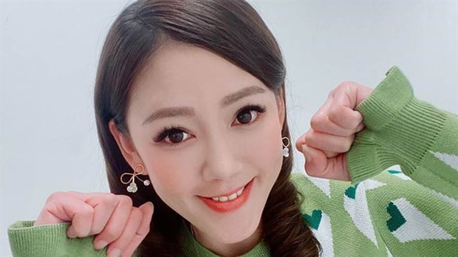 裴琳1999年和张硕芬,王婷萱合组少女团体「kiss」出道,发行《shut up