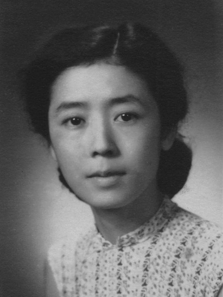 曹禺有过三次婚姻,万方是曹禺和第二任妻子方瑞(邓译生)的女儿.