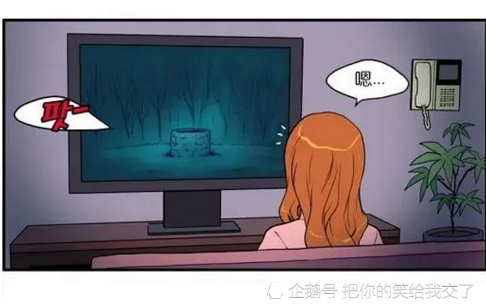 搞笑:贞子从电视里爬出,却很快就消失,原来把女孩的包包拿走了