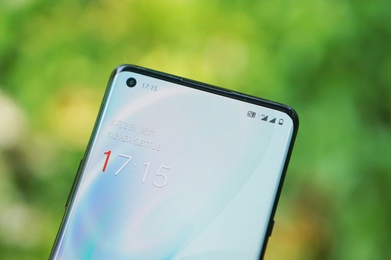 一加8pro的下巴表现和今年的其他曲面旗舰类似.