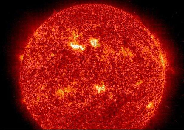 太阳表面温度接近6000℃,地球都晒热了,为何太空却那么冷?