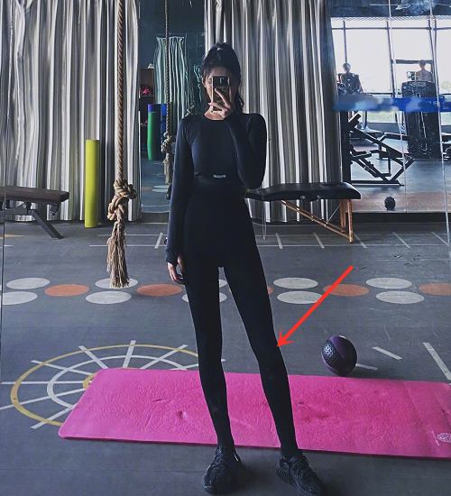 杨馥宇晒摆拍照却被电棒腿成功抢镜真是女生的梦想