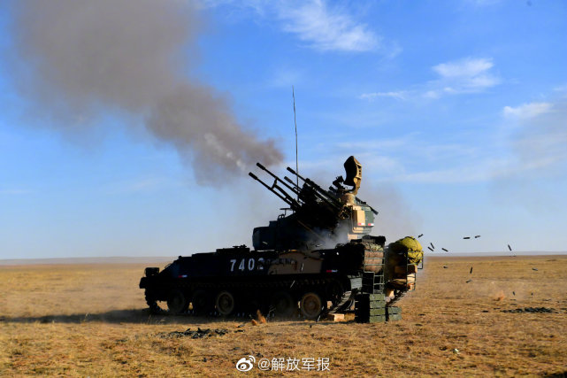 炮兵防空兵千里机动实弹演练漠北